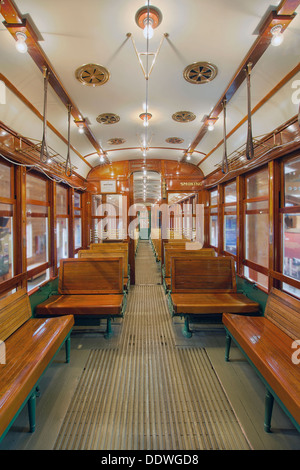 Vecchio e storico restaurato il Tram interno con legno di sedili a panchina in Gentleman sezione fumatori Foto Stock