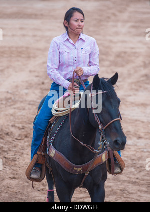 Cowgirl partecipa alla 92esima Indian Rodeo in Gallup NM Foto Stock