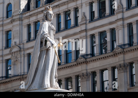 Inghilterra, Londra, il Queen Anne Memorial statua che si trova nella parte anteriore del Western ingresso alla Cattedrale di St Paul Foto Stock