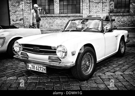 British a sei cilindri auto sportiva Triumph TR6 (bianco e nero) Foto Stock