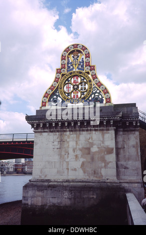 Londra Chatham e Dover badge ferroviaria a Blackfriars Railway Bridge, South Bank di Londra Foto Stock