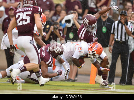 College Station, Texas, Stati Uniti d'America. 7 Sep, 2013. Settembre 07, 2013: Sam Houston Bearkats stato running back Timothy Fiandre (20) punteggio per un touchdown durante il NCAA Football gioco tra la Sam Houston State University Bearkats e Texas A&M University Aggies a Kyle Field Stadium di College Station, Texas. Texas A&M fili 1a metà contro Sam Houston Stato, 23-14. Credito: csm/Alamy Live News Foto Stock