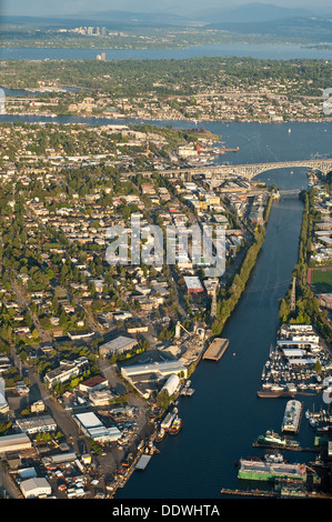 Vista aerea del canale con ponte di Aurora e Bellevue in background a Seattle nello Stato di Washington STATI UNITI D'AMERICA Foto Stock