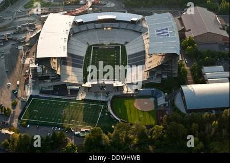 Seattle con vista aerea del recentemente rinnovato Husky Stadium rinnovato Husky Stadium Foto Stock