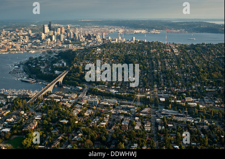 Immagine retro, Vista dall'alto, vista del centro di Seattle con paesaggi, quartieri e Elliott Bay Foto Stock