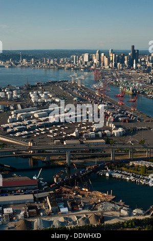 Immagine retrò dello skyline di Seattle e dell'area industriale del Sud Foto Stock