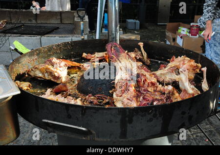 Londra REGNO UNITO 7 Settembre 2013 : Primo REGNO UNITO giudizioso di amanti della carne, un clarion toot per i perfezionisti tra di voi che pretendono il meglio in fatto di gusto e di provenienza. Così, ritirare il tuo forche, affinare i coltelli e non chiedere che cosa è possibile fare per Meatopia nel Dock di tabacco a Londra. Credito: Vedere Li/Alamy Live News Foto Stock