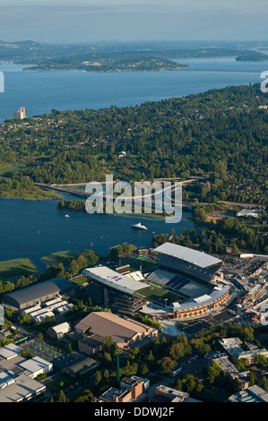 Vista aerea del nuovo stadio di Husky con I-90 ponte mobile e il Lago Washington Foto Stock