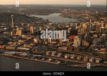 Vista aerea del Seattle skyline con il Lago Union e barche a vela Foto Stock