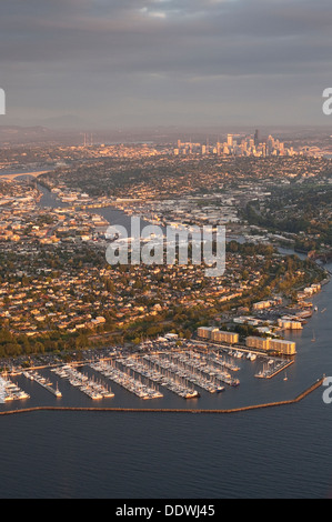 Immagine retrò dello skyline di Seattle con Shilshole Marina lungo il Puget Sound Foto Stock