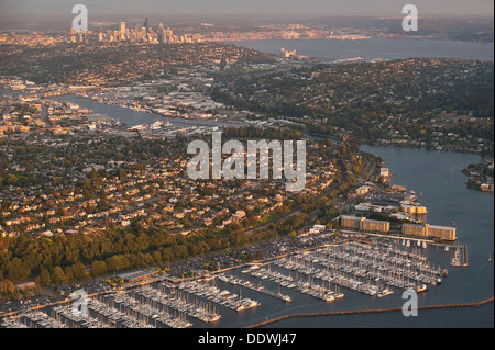 Vista aerea con lo skyline di Seattle con Shilshole Marina lungo il Puget Sound Foto Stock