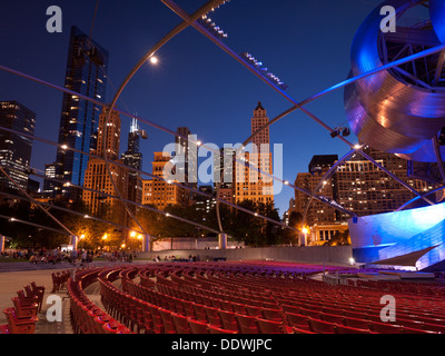 Una notte vista sullo skyline di Chicago dal magnifico Jay Pritzker Pavilion di Millennium Park. Foto Stock
