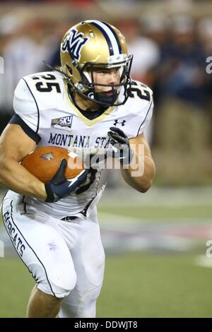 University Park, TX, Stati Uniti d'America. 7 Sep, 2013. 7 Settembre 2013: Montana di Stato Bobcats running back Cody Kirk (25) precipita durante una NCAA college football gioco quando SMU hosted Montana di Stato a Gerald Ford J. Stadium nel Parco di Università, TX. Neil Fonville/CSM/Alamy Live News Foto Stock