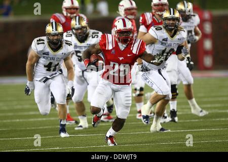 University Park, TX, Stati Uniti d'America. 7 Sep, 2013. 7 Settembre 2013: Southern Methodist Mustangs running back K.C. Nlemchi (25) precipita durante una NCAA college football gioco quando SMU hosted Montana di Stato a Gerald Ford J. Stadium nel Parco di Università, TX. Neil Fonville/CSM/Alamy Live News Foto Stock