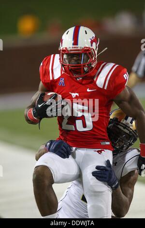 University Park, TX, Stati Uniti d'America. 7 Sep, 2013. 7 Settembre 2013: Southern Methodist Mustangs running back K.C. Nlemchi (25) precipita durante una NCAA college football gioco quando SMU hosted Montana di Stato a Gerald Ford J. Stadium nel Parco di Università, TX. Neil Fonville/CSM/Alamy Live News Foto Stock