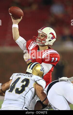 University Park, TX, Stati Uniti d'America. 7 Sep, 2013. 7 Settembre 2013: Southern Methodist Mustangs quarterback Garrett Gilbert (11) passa durante un collegio di NCAA Football gioco quando SMU hosted Montana di Stato a Gerald Ford J. Stadium nel Parco di Università, TX. Neil Fonville/CSM/Alamy Live News Foto Stock