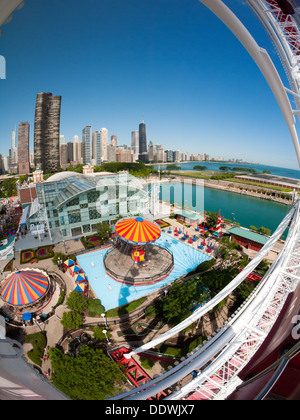 Una spettacolare vista fisheye sullo skyline di Chicago e del lago Michigan come visto da sopra il Navy Pier Ferris Wheel. Foto Stock