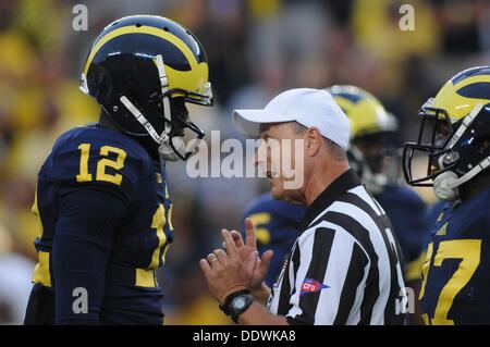 Ann Arbor, MI, Stati Uniti d'America. 7 Sep, 2013. 7 Settembre 2013: Devin Gardner #12 colloqui con l'arbitro durante il NCAA Football gioco tra la cattedrale di Notre Dame Fighting Irish e il Michigan ghiottoni a Michigan Stadium, Ann Arbor, Michigan Seth Graves/CSM/Alamy Live News Foto Stock