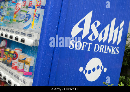 Un distributore automatico con Asahi (Giapponese drinks company) scritto sul lato. Foto Stock