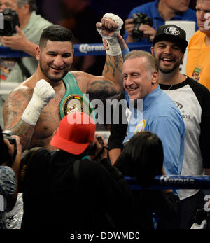 Indio California, Stati Uniti d'America. 7 Sep, 2013. Peso pesante boxer Chris Arreola va 1 round con Seth Mitchell sabato il 7 settembre. al Fantasy Springs Resort Casino. Chris Arreola ha preso la vittoria per la WBC heavyweight internazionale dal titolo TKO come arbitro Jack Reese interrompere la lotta vicino alla fine del 1° round come Seth Mitchell non era combattendo indietro. Indio CA. Credit: Gene Blevins/ZUMAPRESS.com/Alamy Live News Foto Stock