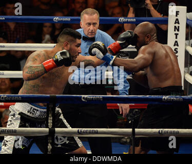 Indio California, Stati Uniti d'America. 7 Sep, 2013. Peso pesante boxer Chris Arreola va 1 round con Seth Mitchell sabato il 7 settembre. al Fantasy Springs Resort Casino. Chris Arreola ha preso la vittoria per la WBC heavyweight internazionale dal titolo TKO come arbitro Jack Reese interrompere la lotta vicino alla fine del 1° round come Seth Mitchell non era combattendo indietro. Indio CA. Credit: Gene Blevins/ZUMAPRESS.com/Alamy Live News Foto Stock