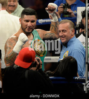 Indio California, Stati Uniti d'America. 7 Sep, 2013. Peso pesante boxer Chris Arreola va 1 round con Seth Mitchell sabato il 7 settembre. al Fantasy Springs Resort Casino. Chris Arreola ha preso la vittoria per la WBC heavyweight internazionale dal titolo TKO come arbitro Jack Reese interrompere la lotta vicino alla fine del 1° round come Seth Mitchell non era combattendo indietro. Indio CA. Credit: Gene Blevins/ZUMAPRESS.com/Alamy Live News Foto Stock