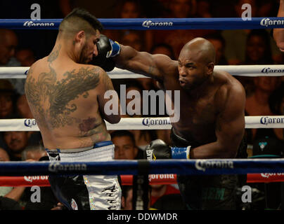 Indio California, Stati Uniti d'America. 7 Sep, 2013. Peso pesante boxer Chris Arreola va 1 round con Seth Mitchell sabato il 7 settembre. al Fantasy Springs Resort Casino. Chris Arreola ha preso la vittoria per la WBC heavyweight internazionale dal titolo TKO come arbitro Jack Reese interrompere la lotta vicino alla fine del 1° round come Seth Mitchell non era combattendo indietro. Indio CA. Credit: Gene Blevins/ZUMAPRESS.com/Alamy Live News Foto Stock