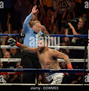 Indio California, Stati Uniti d'America. 7 Sep, 2013. Peso pesante boxer Chris Arreola va 1 round con Seth Mitchell sabato il 7 settembre. al Fantasy Springs Resort Casino. Chris Arreola ha preso la vittoria per la WBC heavyweight internazionale dal titolo TKO come arbitro Jack Reese interrompere la lotta vicino alla fine del 1° round come Seth Mitchell non era combattendo indietro. Indio CA. Credit: Gene Blevins/ZUMAPRESS.com/Alamy Live News Foto Stock