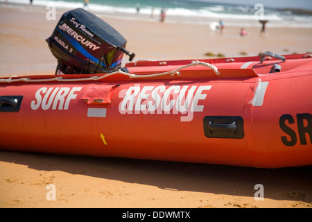 Surf salvataggio zodiac gommone sulla spiaggia di Bilgola, Sydney, Australia dotato di motore fuoribordo al mercurio Foto Stock