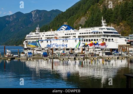 BC Ferry nave ormeggiata presso baia a ferro di cavallo ferry terminal, West Vancouver. La British Columbia, Canada. "Rinascimento costiere". BC Ferries nave. Foto Stock