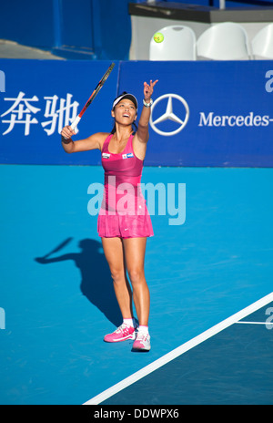 Hsieh Su-wei di Taiwan serve nel suo raddoppia il match con Annabel Medina Garrigues al China Open Tennis a Pechino il 30/9/2012 Foto Stock