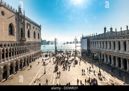 L'Europa, Italia, Veneto, Venezia, classificato come patrimonio mondiale dall'UNESCO. Folla in Piazza San Marco. Foto Stock