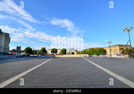 Persone rilassante e lo skateboard Millennium Square Bristol England Regno Unito Foto Stock