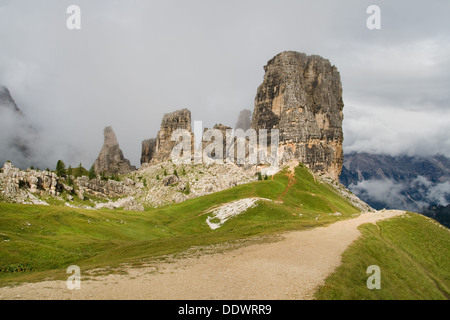 Le torri e pinnacoli di Cinque Torri, vicino a Cortina, Italia. Foto Stock