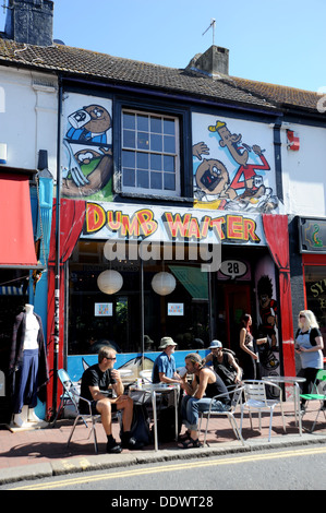 I clienti di mangiare fuori sul marciapiede al Montavivande cafe nel vivace quartiere North Laine quartiere bohemien di Brighton Regno Unito Foto Stock