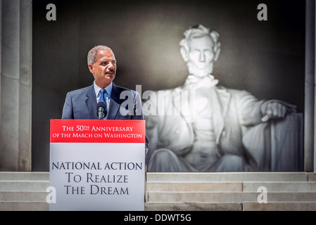 US Attorney General Eric Holder offre un commento in occasione del cinquantesimo anniversario della marcia su Washington Agosto 24, 2013 a Washington, DC. Foto Stock