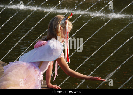 Ragazza giovane dall'acqua in corrispondenza di 2009 Fiera Fantasy Arcen Paesi Bassi Foto Stock