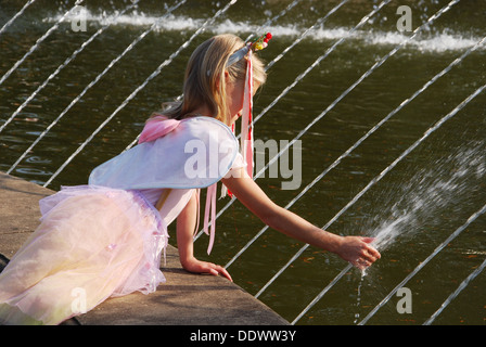 Ragazza giovane dall'acqua in corrispondenza di 2009 Fiera Fantasy Arcen Paesi Bassi Foto Stock