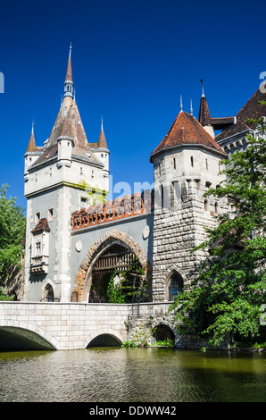 Castello di Vajdahunyad, al parco della città di Budapest, è progettato in diversi stili: Romanico, Gotico, Rinascimentale e Barocco Foto Stock