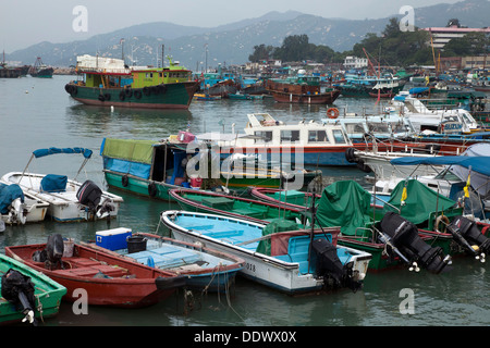 Barche da pesca nel porto di Cheung Chau isola vicino a Hong Kong. Foto Stock