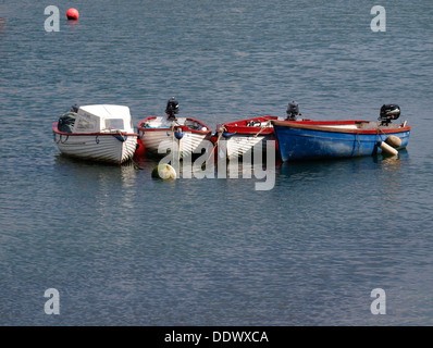 Gruppo di piccole imbarcazioni ormeggiate nei Mevagissey Harbour, Cornwall, Regno Unito 2013 Foto Stock