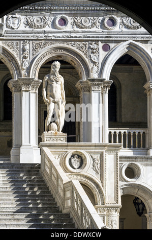 L'Europa, Italia, Veneto, Venezia, classificato come patrimonio mondiale dall'UNESCO. Il Palazzo del Doge, architettura dettaglio. Foto Stock