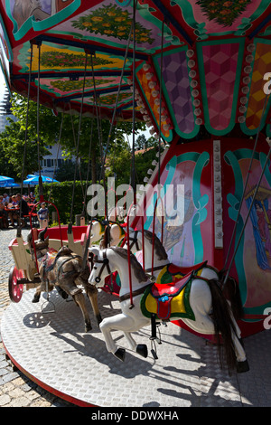 Antica Giostra cavalli, Merry Go Round, Chiemgau Alta Baviera Germania Foto Stock