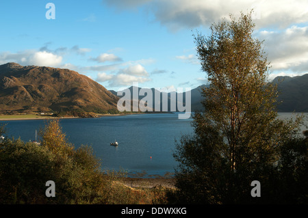 Druim Fada (sinistra) sul Loch Hourn, e le montagne di Knoydart da Arnisdale, regione delle Highlands, Scotland, Regno Unito Foto Stock