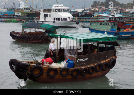 Barche da pesca nel porto di Cheung Chau isola vicino a Hong Kong. Foto Stock