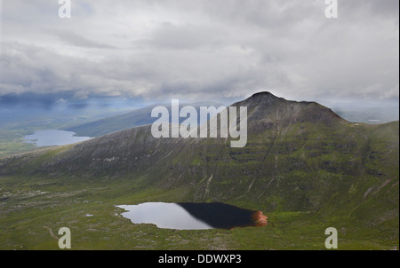 Spidean Coinich (a) Corbett sulla montagna scozzese e Quinag Lochan un' Cornaidh visto da Bealach un' Chornaidh Foto Stock