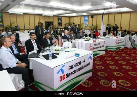 Dacca, 8 Sep, 2013. Quattro operatori di telecomunicazioni gare di squadre di Grameenphone, Banglalink, Robi e Airtel sono visibili durante il 3G spectrum asta svoltasi a Ruposhi Bangla Hotel nella capitale Dacca . Quattro operatori telecom del paese acquisito 25 megahertz (MHz) dello spettro domenica quando il tanto atteso asta per 3G (terza generazione) si è tenuto nella capitale. Nella prima fase dell'asta, leader di mercato Grameenphone acquisito 10 megahertz (MHz) dello spettro al prezzo di $210 milioni. Nella seconda fase, Banglalink, Robi e Airtel ogni acquisito 5 MHz di spettro. Foto Stock