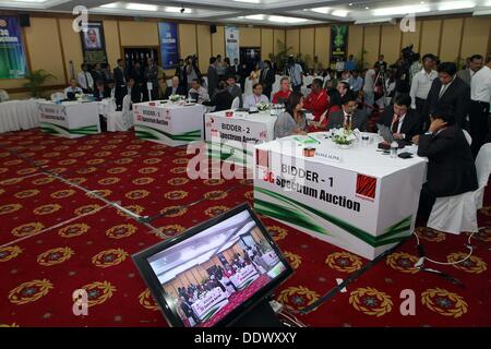 Dacca, 8 Sep, 2013. Quattro operatori di telecomunicazioni gare di squadre di Grameenphone, Banglalink, Robi e Airtel sono visibili durante il 3G spectrum asta svoltasi a Ruposhi Bangla Hotel nella capitale Dacca . Quattro operatori telecom del paese acquisito 25 megahertz (MHz) dello spettro domenica quando il tanto atteso asta per 3G (terza generazione) si è tenuto nella capitale. Nella prima fase dell'asta, leader di mercato Grameenphone acquisito 10 megahertz (MHz) dello spettro al prezzo di $210 milioni. Nella seconda fase, Banglalink, Robi e Airtel ogni acquisito 5 MHz di spettro. Foto Stock