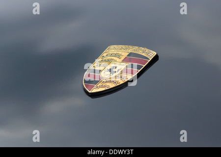 Emblema Porsche 911, close-up, (bianco e nero) Foto Stock