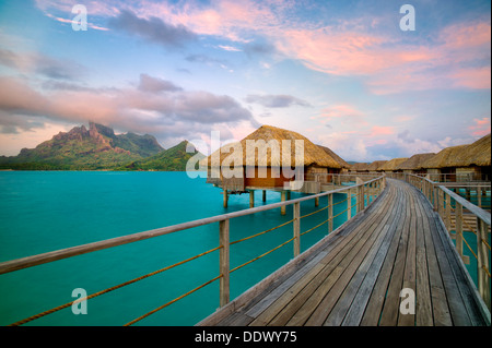 Bungalows sull'acqua e Mt. Otemanu. Bora Bora. Polinesia francese Foto Stock